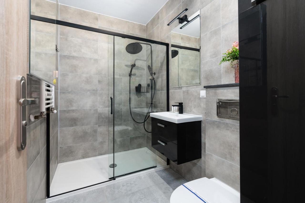 Modern Apartment With Balcony & Free Garage Poznan By Noclegi Renters Buitenkant foto